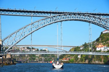 Porto, Portekiz, Avrupa: 26 Temmuz 2018-Old Town, Douro nehir, bir turistik yer Don Luis köprüde görünümünü.