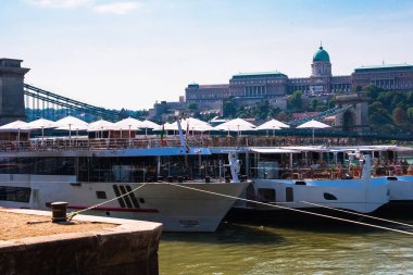 Budapeşte. Macaristan. Yaz şehir manzarası. Bir görünümü Tuna Nehri ve eski binalar. 