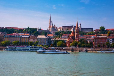 Budapeşte. Macaristan. Yaz şehir manzarası. Bir görünümü Tuna Nehri ve eski binalar. 