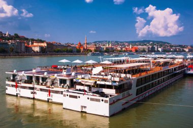 Budapeşte. Macaristan. Yaz şehir manzarası. Bir görünümü Tuna Nehri ve eski binalar. 