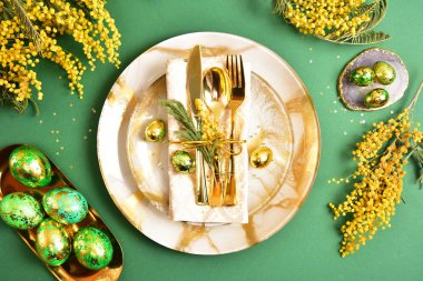 Tablo easter stili ayarında. Mimoza, pişmiş yumurta, altın çatal bıçak takımı boyalı.