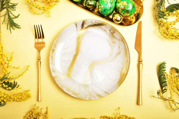 Tischdekoration Osterstil Mimosen Bemalte Grüne Eier Goldenes Besteck — Stockfoto