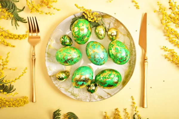 Instelling Van Tabel Pasen Stijl Mimosa Geschilderd Groene Eieren Gouden — Stockfoto