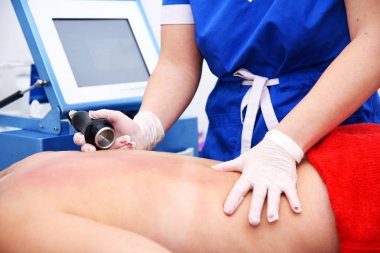 Rf derisi sıkışıyor. Süpürge masajı. Donanım kozmetolojisi. Vücut bakımı. Cerrahi olmayan vücut şekillendirme. Güzellik salonunda anti-selülit ve anti-yağ tedavisi.