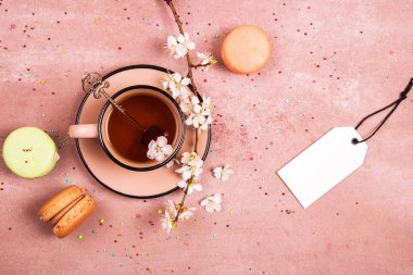 Bir fincan çay bahar dekorasyonu. Yukarıdan görüntüleyin. Metin için yer.