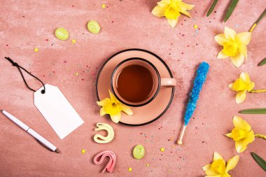 Bir fincan çay bahar dekorasyonu. Yukarıdan görüntüleyin. Metin için yer.