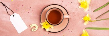 Bir fincan çay bahar dekorasyonu. Yukarıdan görüntüleyin. Metin için yer.