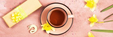 Bir fincan çay bahar dekorasyonu. Yukarıdan görüntüleyin. Metin için yer.