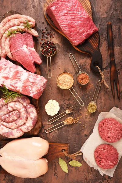 Vers Rauw Vlees Specerijen Barbecue Set Van Bovenaf Bekijken — Stockfoto