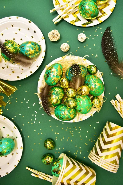 Easter Eggs Dark Green Gold Green Background View Flat Lay — Stock Photo, Image