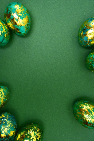 Пасхальные Яйца Темно Зеленые Золотом Зеленом Фоне Вид Сверху Плоский — стоковое фото
