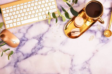 Düz yatıyordu. Yukarıdan görüntüleyin. İş kavramı ile bir altın bilgisayar klavye, macarons, bir fincan kahve. Metin için yer.