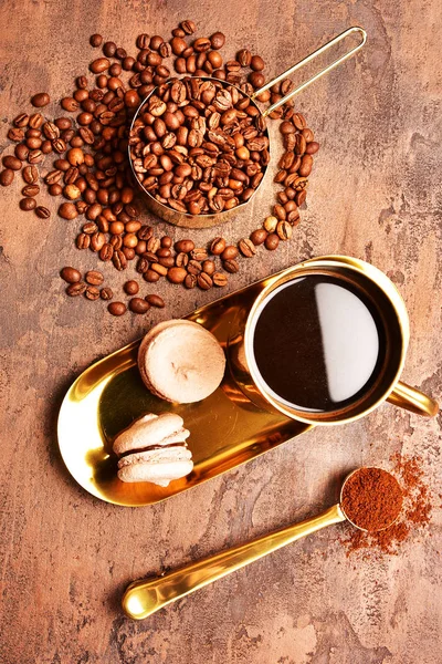 Kaffeebohnen Goldene Tasse Kaffee Auf Braunem Hintergrund — Stockfoto