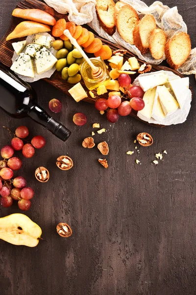Brânză Setată Farfurie Așezată Fundal Bej Diferite Tipuri Brânzeturi Camembert — Fotografie, imagine de stoc