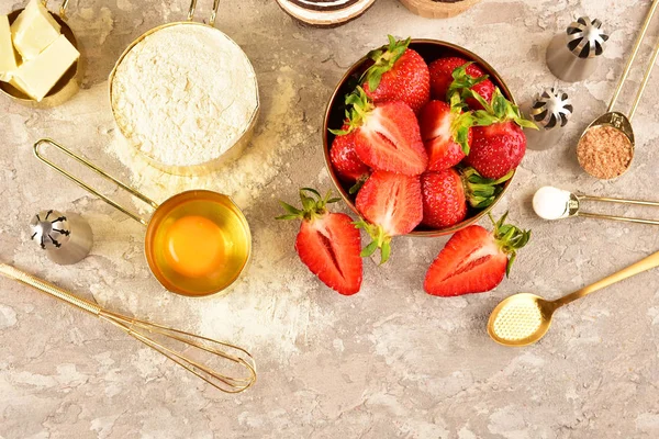 Contexte Cuisson Plat Avec Des Dispositifs Dorés Des Fraises Farine — Photo