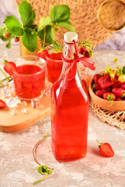 一瓶和玻璃杯 加草莓 苹果酒 静静的生活 — 图库照片