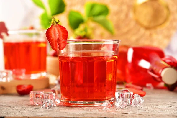 イチゴのコンポート サイダー ジュース を添えたボトルとグラス — ストック写真