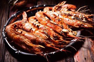 Karanlık bir arka plan üzerinde bira ve langoustines.