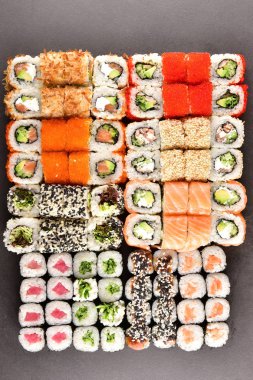 Suşi seti koyu bir yüzey üzerinde kompozisyon.