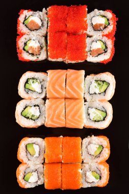 Suşi seti koyu bir yüzey üzerinde kompozisyon.
