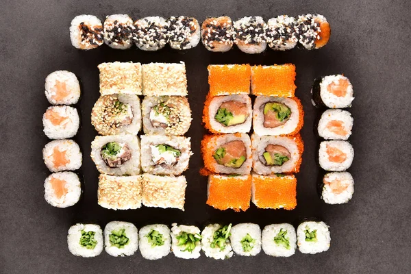 Suşi seti koyu bir yüzey üzerinde kompozisyon.