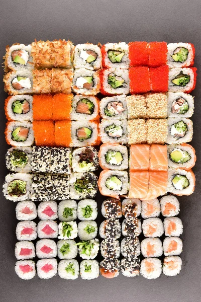 Suşi seti koyu bir yüzey üzerinde kompozisyon.