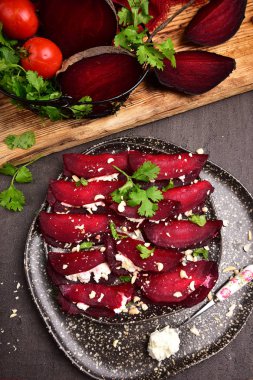 Yumuşak beyaz peynirli fırında pancar, şifalı otlar ve fındık. Tabağı bitirdim. Vejetaryen yemeği..