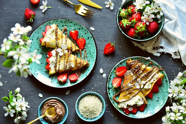 Panquecas Com Morangos Chocolate Primavera Ainda Vida Com Doce Café — Fotografia de Stock