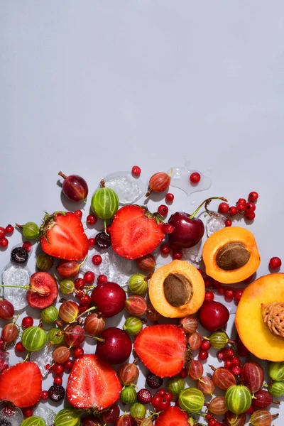 灰色の背景に多色の異なる果物 テキストの場所 — ストック写真