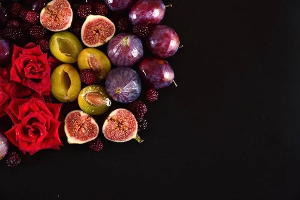 Fundo Outono Ainda Vida Frutos Multicores Flores Fundo Preto Lugar — Fotografia de Stock