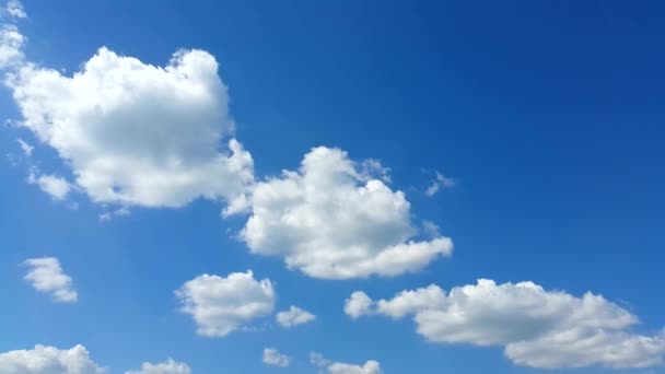 Time lapse clip of white fluffy clouds over blue sky — Stock Video