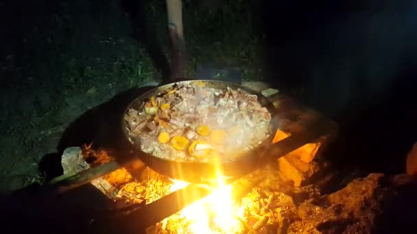 Streetfood. Essen auf dem Scheiterhaufen — Stockvideo