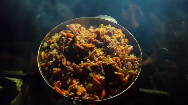 Φαγητό του δρόμου. Φαγητό μαγειρεμένο στην πυρά — Αρχείο Βίντεο