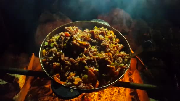 Comida de rua. Comida cozinhada na fogueira — Vídeo de Stock