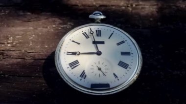 Saat dokuz saat. Zaman atlamalı.