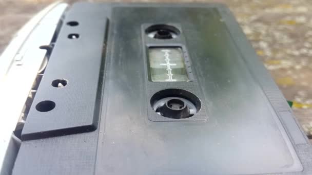 La cassetta audio nera vintage nel registratore a nastro ruota — Video Stock