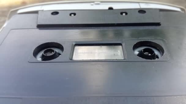テープ レコーダーでビンテージ ブラック オーディオ カセットの回転します。 — ストック動画