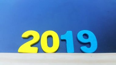 Mutlu yeni yıl 2019. Siyah bir arka plan üzerinde renkli resimler