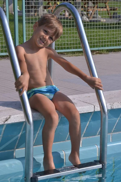 Mały Dzieciak Kostiumie Kąpielowym Siedzący Wadze Basenowej — Zdjęcie stockowe