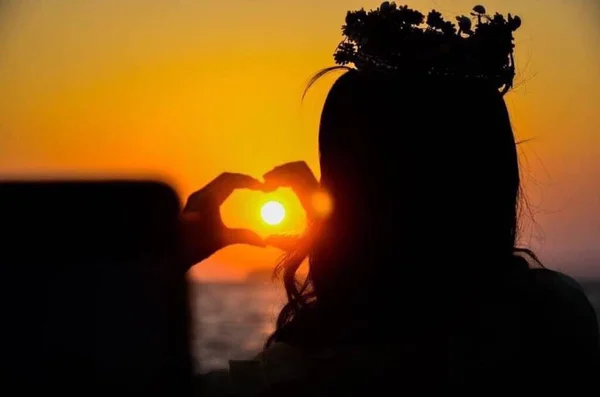 Let Friend Take Picture Orange Sun Falling Edge Sea — Stock Photo, Image