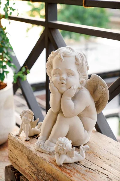 Niedliche Kleine Cupik Statuen Warten Auf Ein Neues Paar — Stockfoto