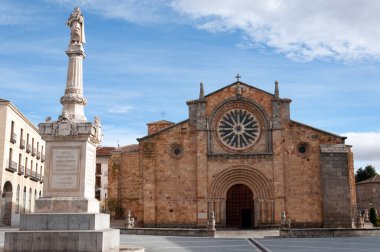 Santa Therese meydanının manzarası, arka planda Havari Aziz Peter Kilisesi Roma tarzında inşa edilmiş, Avila, İspanya