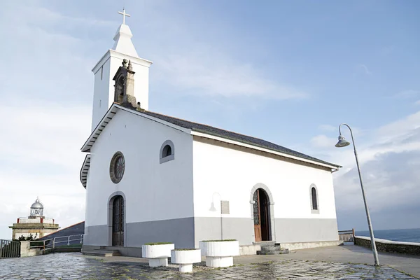 Εκκλησία Και Φάρος Που Βρίσκεται Στη Λουάρκα Αστούριας Ισπανία — Φωτογραφία Αρχείου