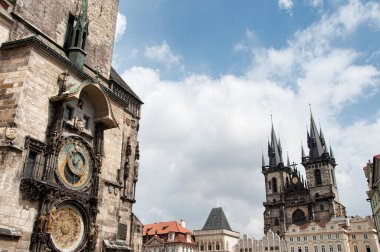 Prag 'daki eski şehir meydanı, ön planda astronomik saat ve arka planda Tyn Kilisesi.
