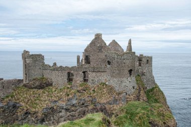 Kuzey İrlanda 'da yıkık dökük bir ortaçağ kalesi olan Dunluce Kalesi' nin iç manzarası