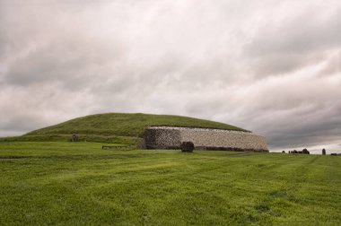 Newgrange, İrlanda 'nın Meath ilçesinde Neolitik dönemde inşa edilen tarih öncesi bir anıt.