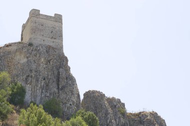 Zahara de la Sierra Kalesi. İspanya 'nın Cadiz ilindeki tipik beyaz kasabası