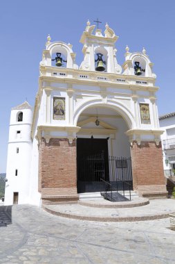 Zahara de la Sierra 'nın kilise ve saat kulesi. Cadiz ilinin tipik beyaz kasabası, Spai