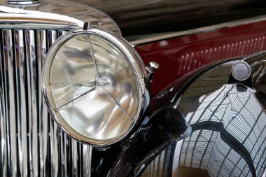 Eski bir arabanın ön farının ayrıntıları.