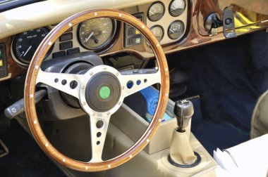 Eski bir arabanın direksiyon ve torpidosunun ayrıntıları.